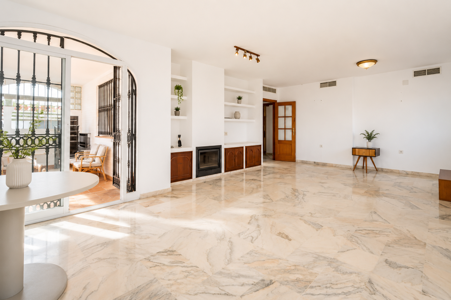 Espectacular Villa de 500m² con Piscina en Benalmádena Costa – Gran Potencial: Dividida en 2 Viviendas Independientes