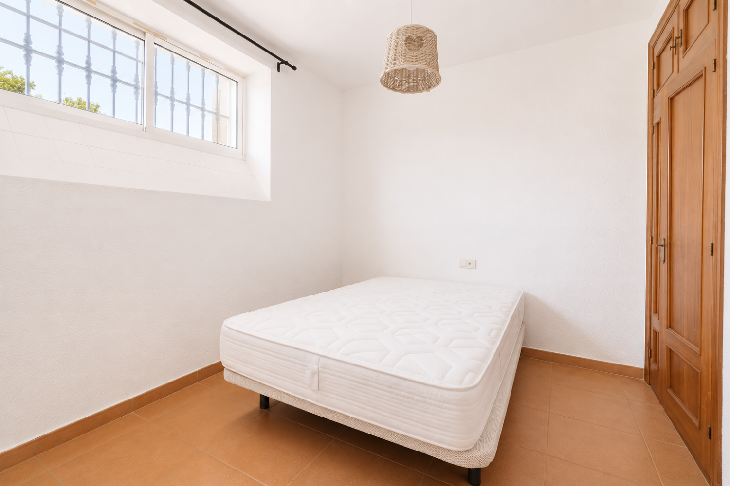 Espectacular Villa de 500m² con Piscina en Benalmádena Costa – Gran Potencial: Dividida en 2 Viviendas Independientes
