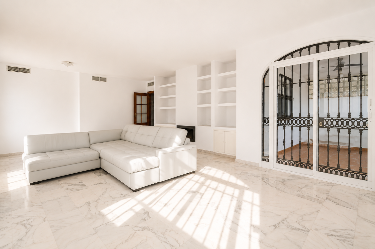 Espectacular Villa de 500m² con Piscina en Benalmádena Costa – Gran Potencial: Dividida en 2 Viviendas Independientes