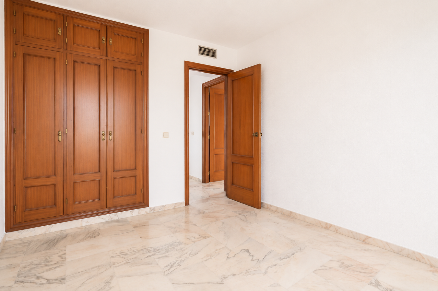 Espectacular Villa de 500m² con Piscina en Benalmádena Costa – Gran Potencial: Dividida en 2 Viviendas Independientes