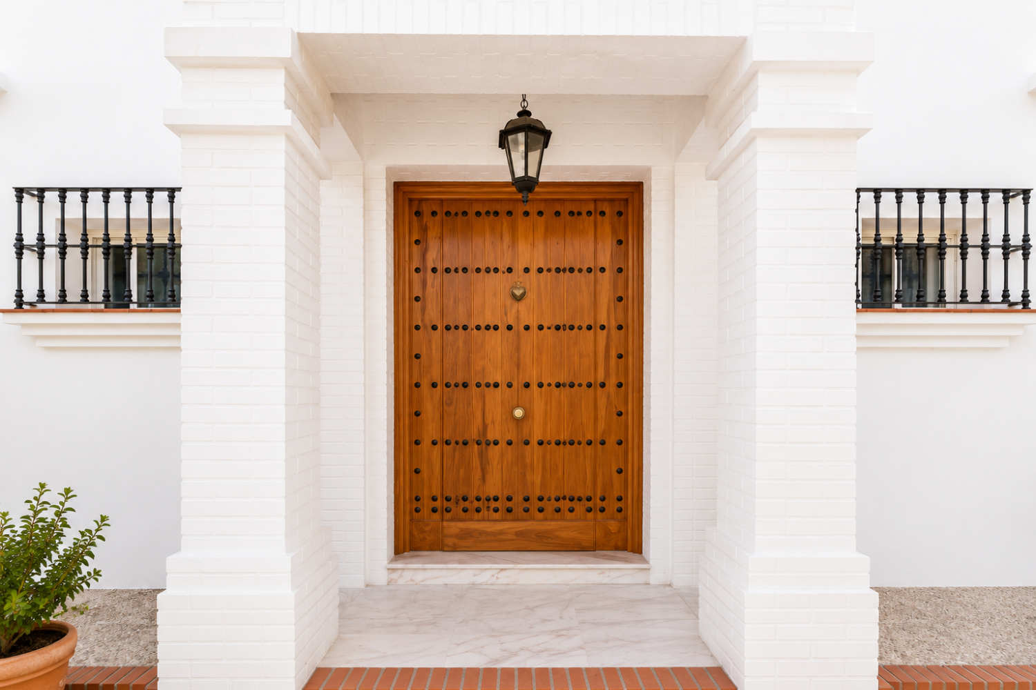 Espectacular Villa de 500m² con Piscina en Benalmádena Costa – Gran Potencial: Dividida en 2 Viviendas Independientes