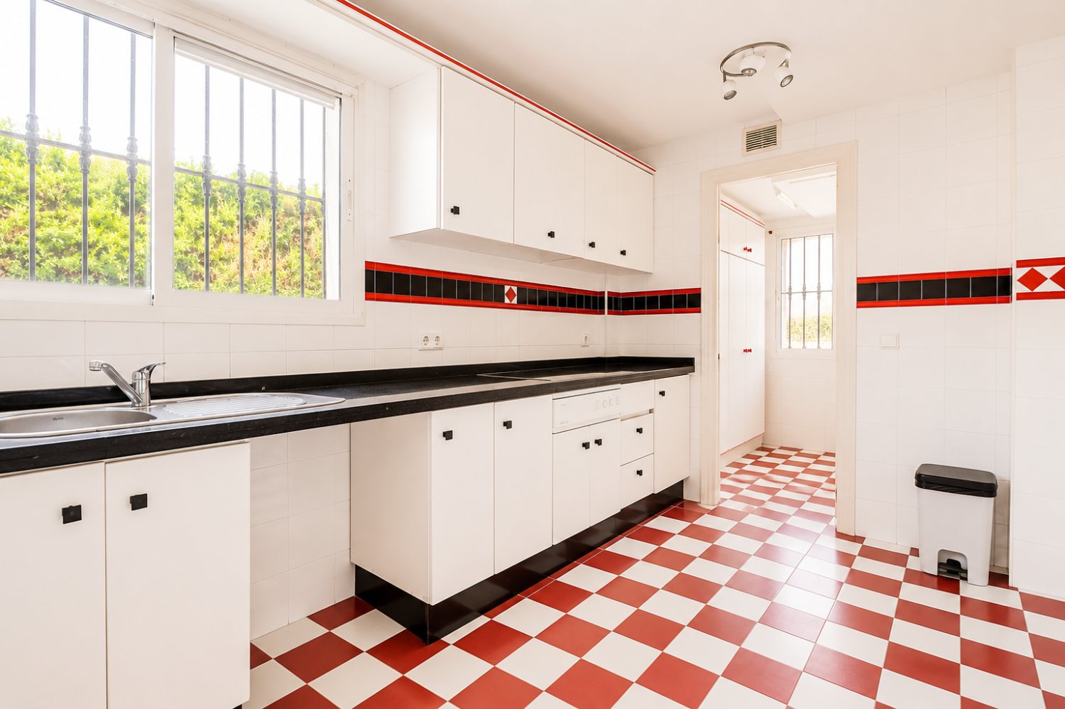 Espectacular Villa de 500m² con Piscina en Benalmádena Costa – Gran Potencial: Dividida en 2 Viviendas Independientes