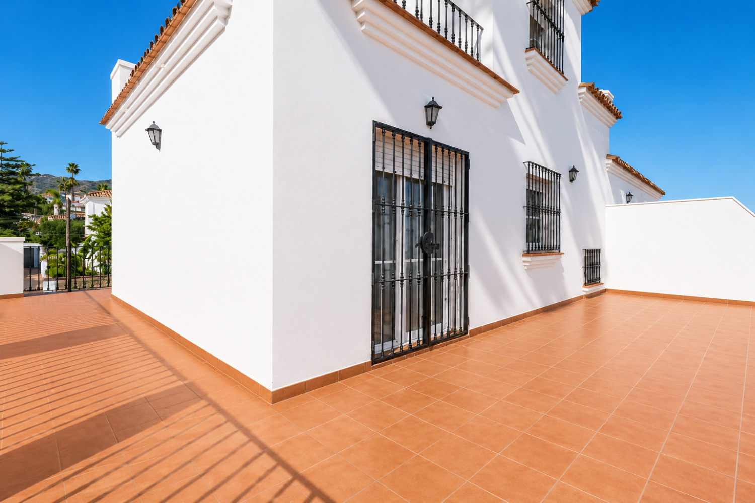 Espectacular Villa de 500m² con Piscina en Benalmádena Costa – Gran Potencial: Dividida en 2 Viviendas Independientes