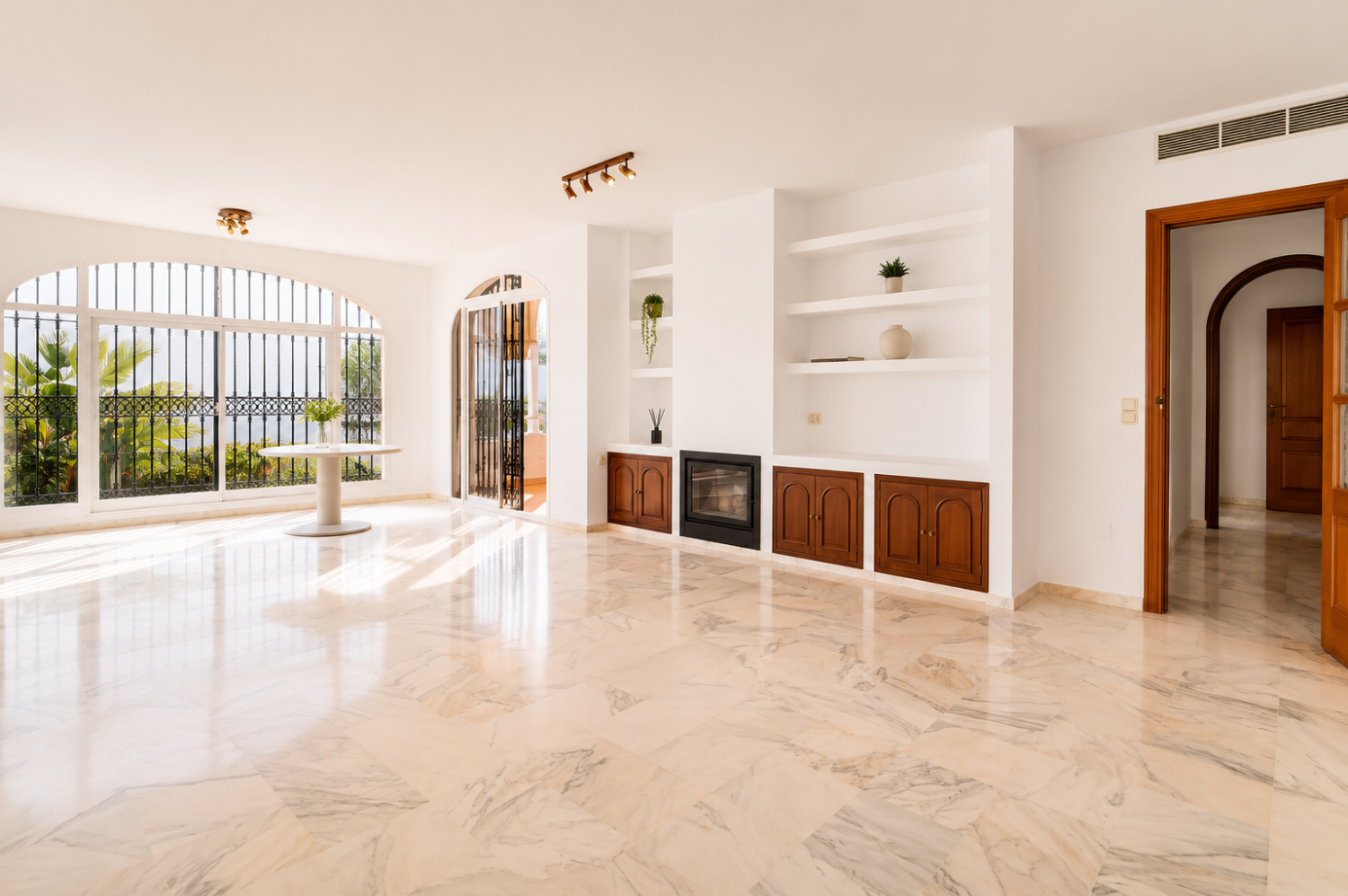 Espectacular Villa de 500m² con Piscina en Benalmádena Costa – Gran Potencial: Dividida en 2 Viviendas Independientes