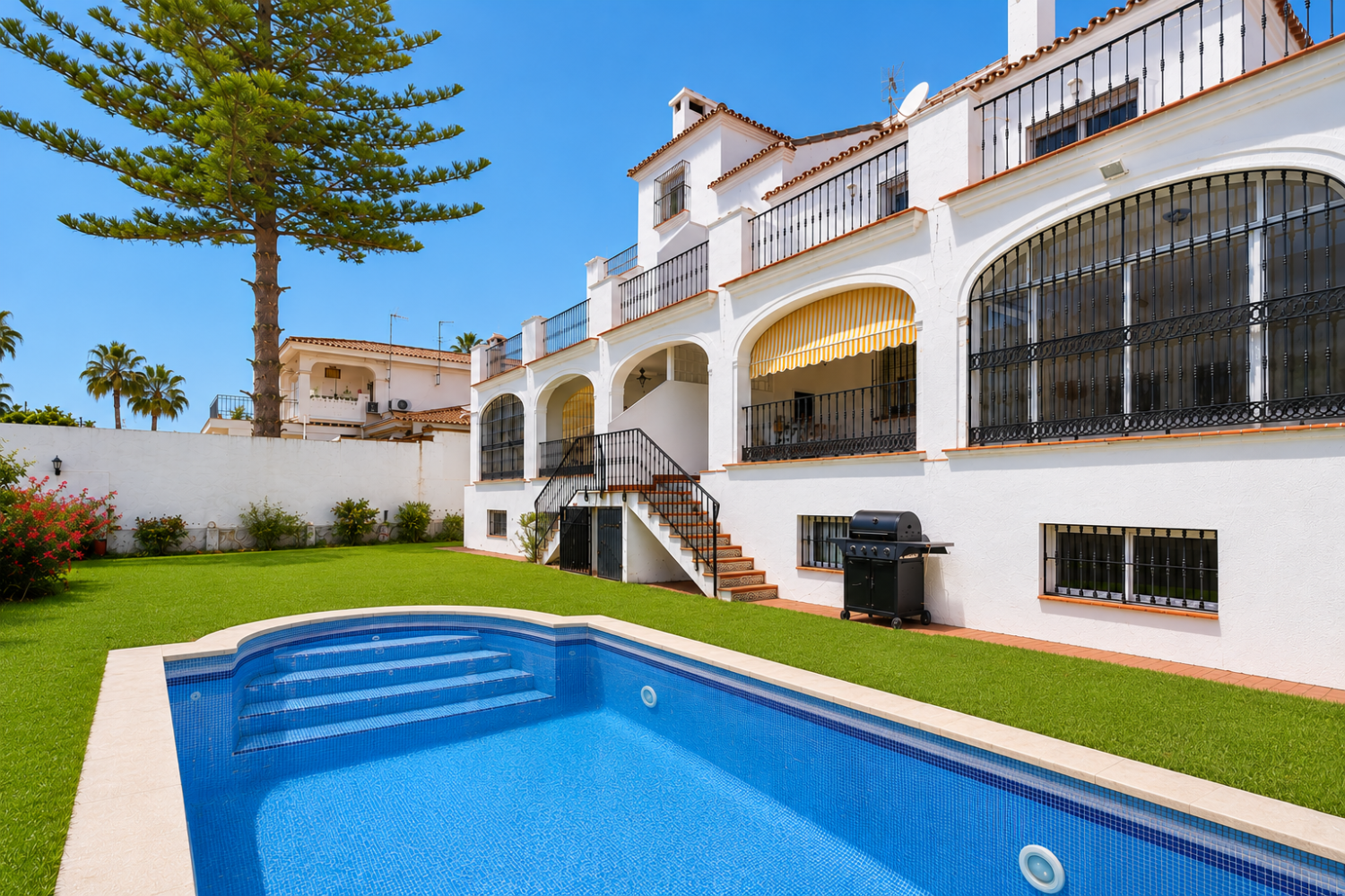 Espectacular Villa de 500m² con Piscina en Benalmádena Costa – Gran Potencial: Dividida en 2 Viviendas Independientes