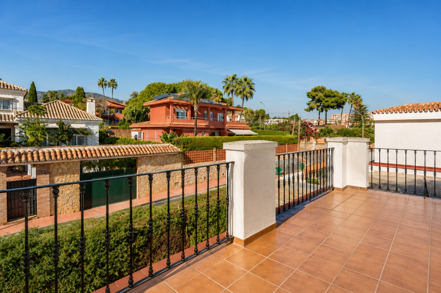 Espectacular Villa de 500m² con Piscina en Benalmádena Costa – Gran Potencial: Dividida en 2 Viviendas Independientes