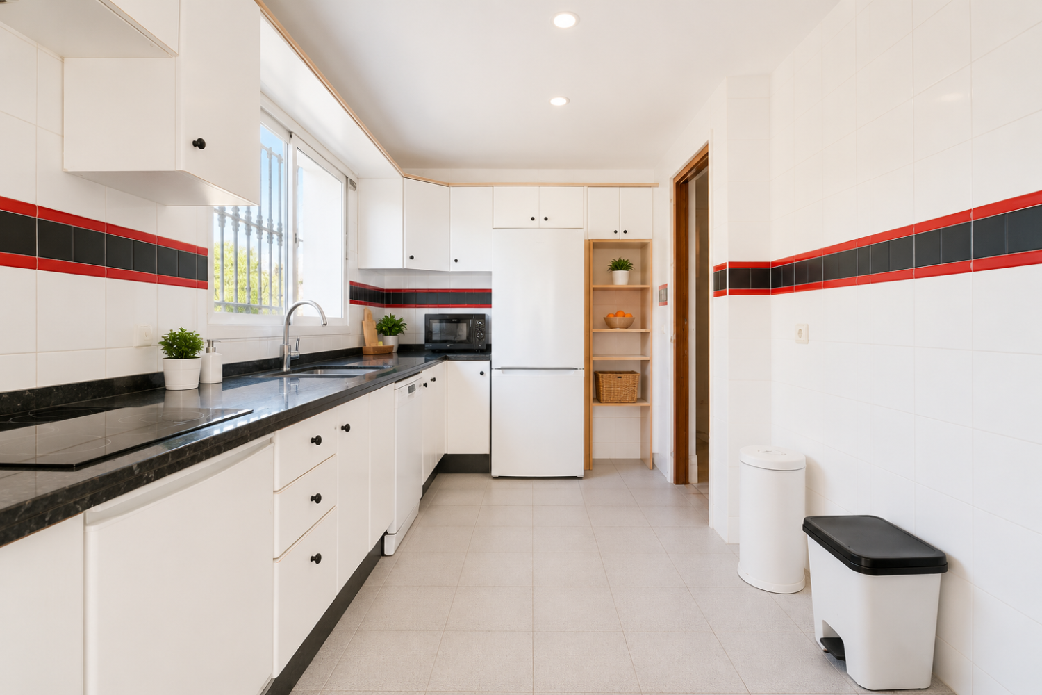 Espectacular Villa de 500m² con Piscina en Benalmádena Costa – Gran Potencial: Dividida en 2 Viviendas Independientes