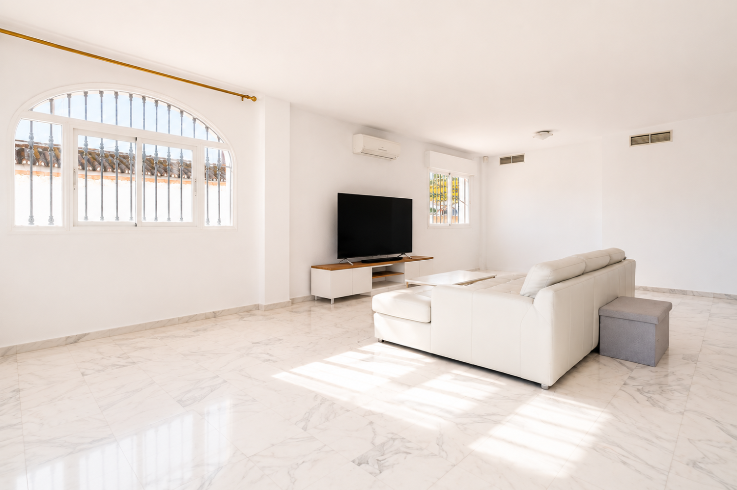 Espectacular Villa de 500m² con Piscina en Benalmádena Costa – Gran Potencial: Dividida en 2 Viviendas Independientes