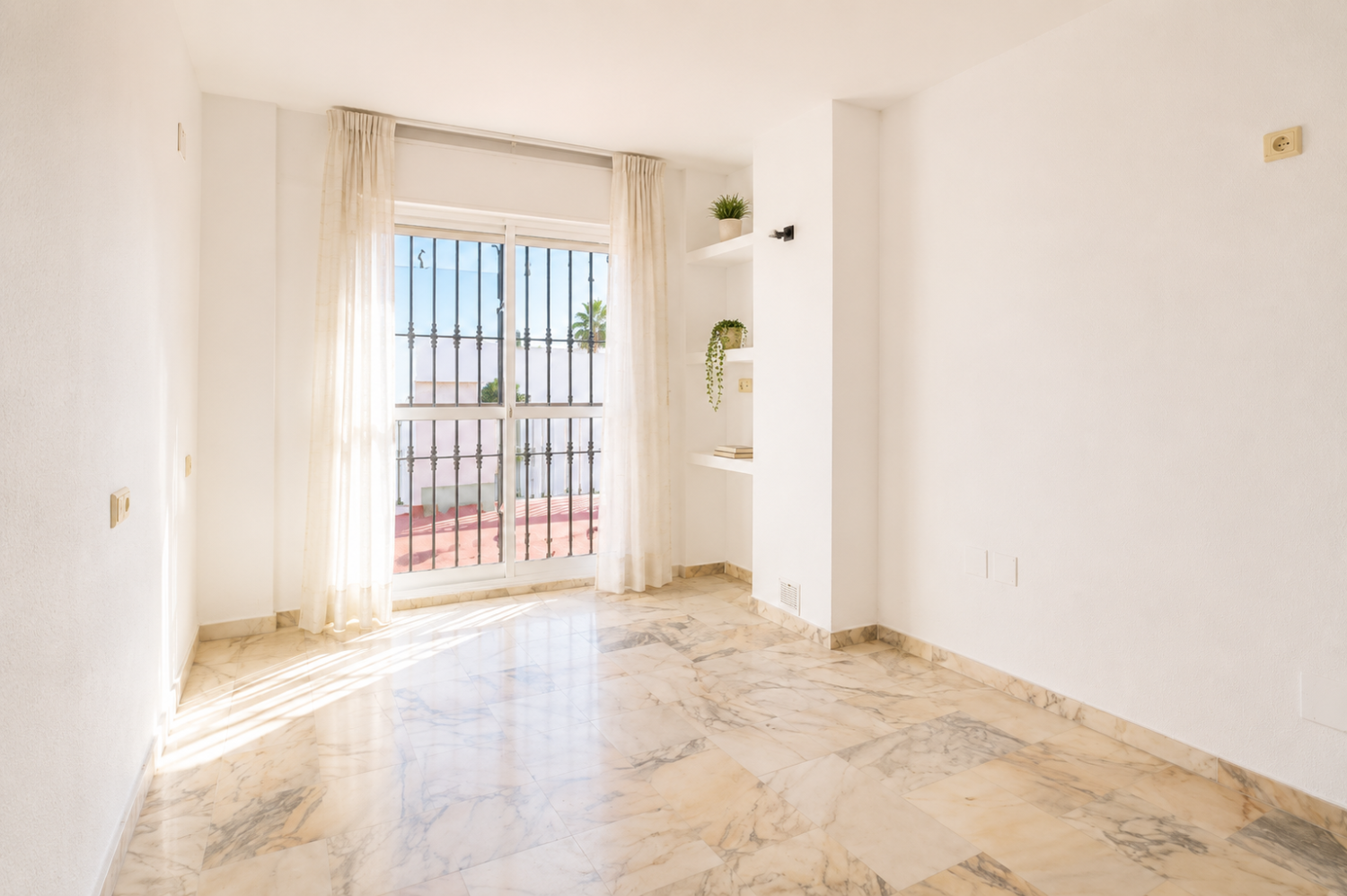 Espectacular Villa de 500m² con Piscina en Benalmádena Costa – Gran Potencial: Dividida en 2 Viviendas Independientes