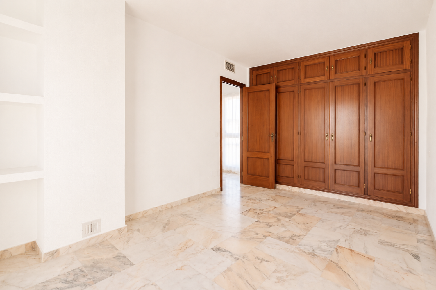 Espectacular Villa de 500m² con Piscina en Benalmádena Costa – Gran Potencial: Dividida en 2 Viviendas Independientes