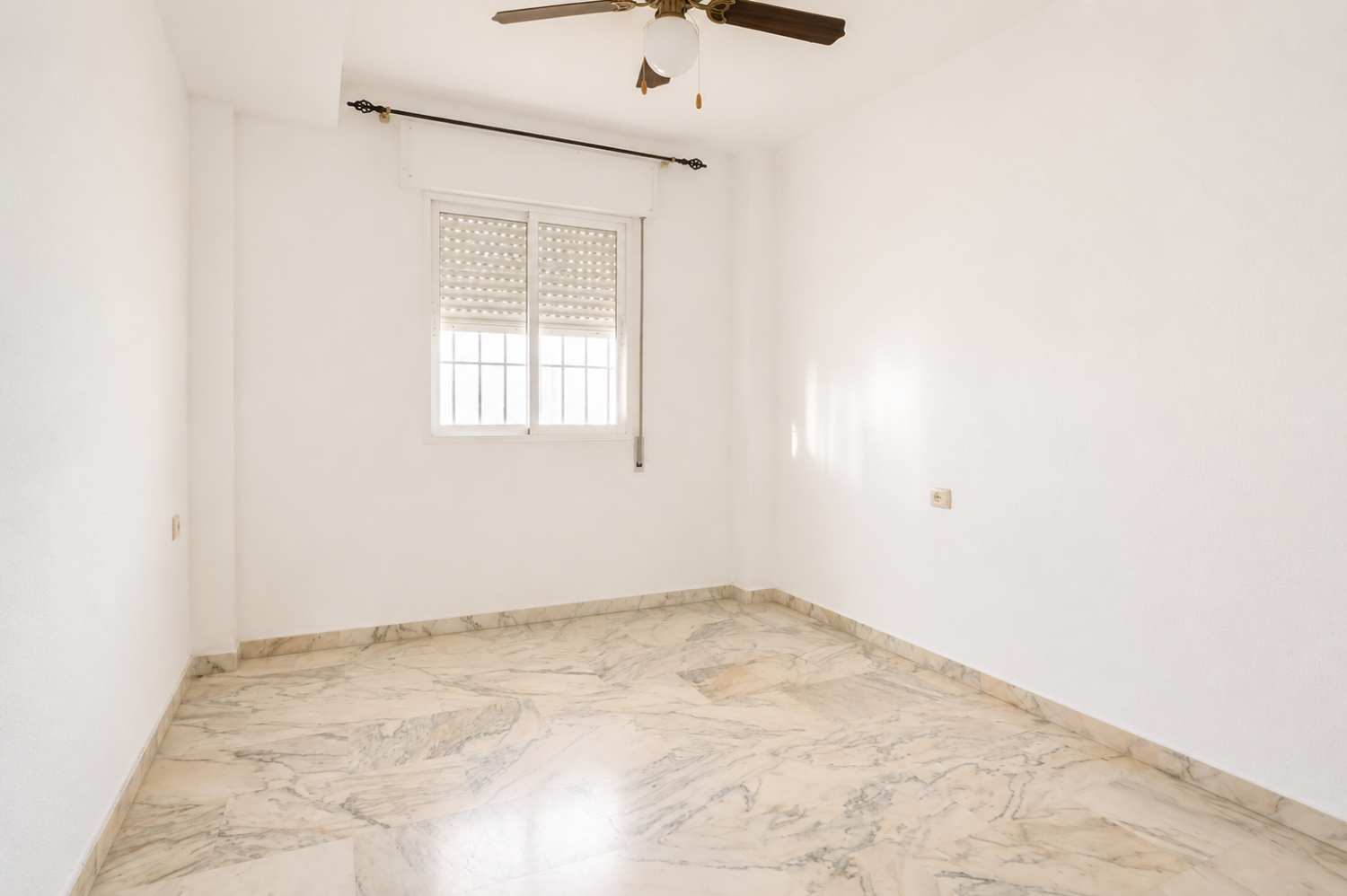 Espectacular Villa de 500m² con Piscina en Benalmádena Costa – Gran Potencial: Dividida en 2 Viviendas Independientes