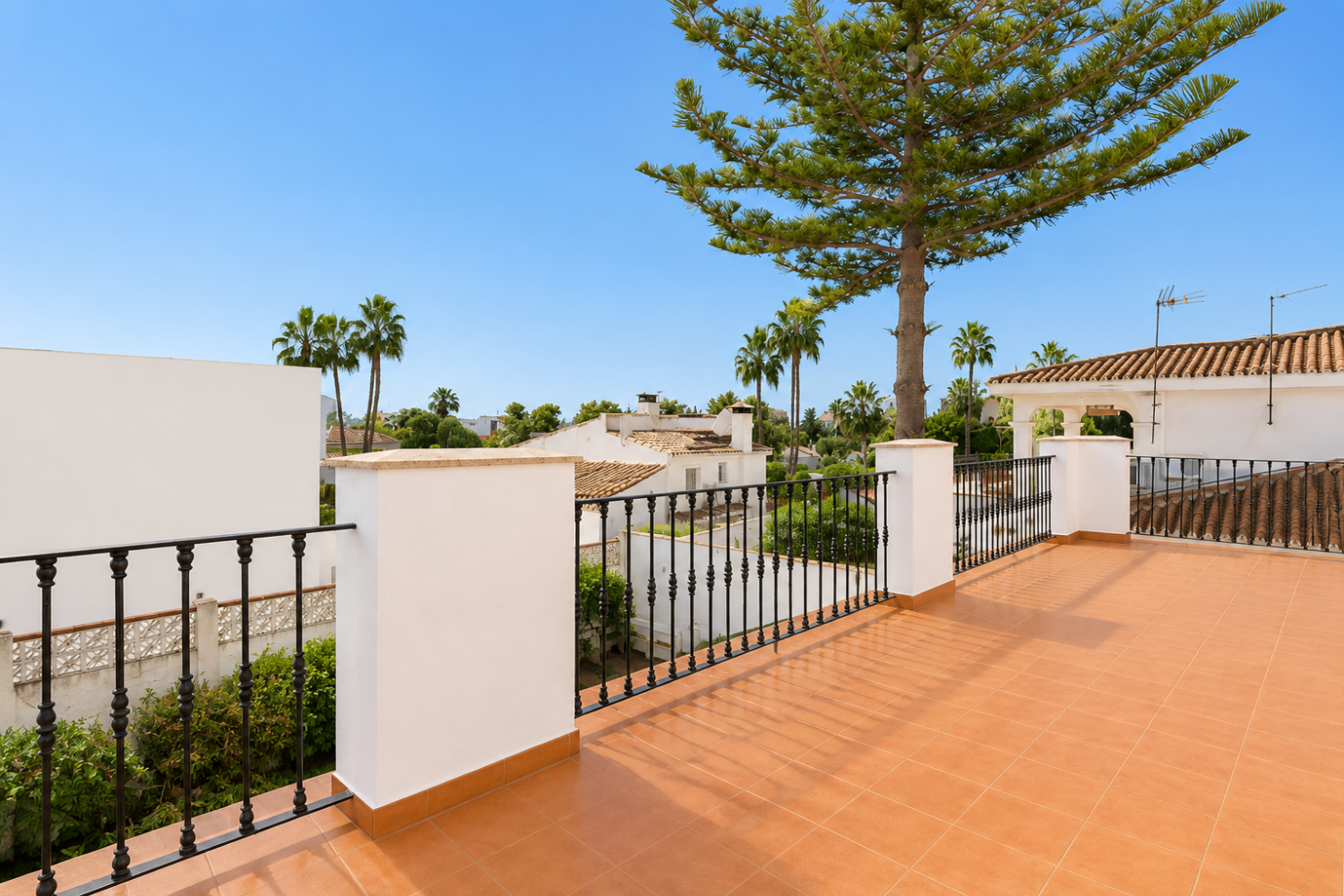 Espectacular Villa de 500m² con Piscina en Benalmádena Costa – Gran Potencial: Dividida en 2 Viviendas Independientes
