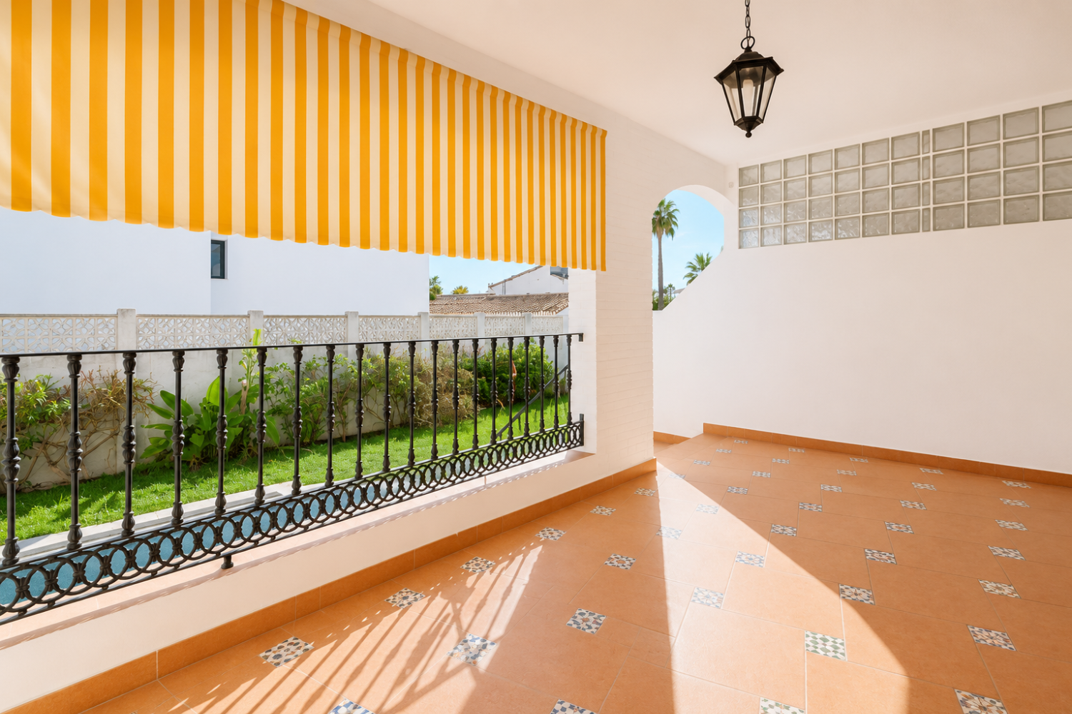 Espectacular Villa de 500m² con Piscina en Benalmádena Costa – Gran Potencial: Dividida en 2 Viviendas Independientes