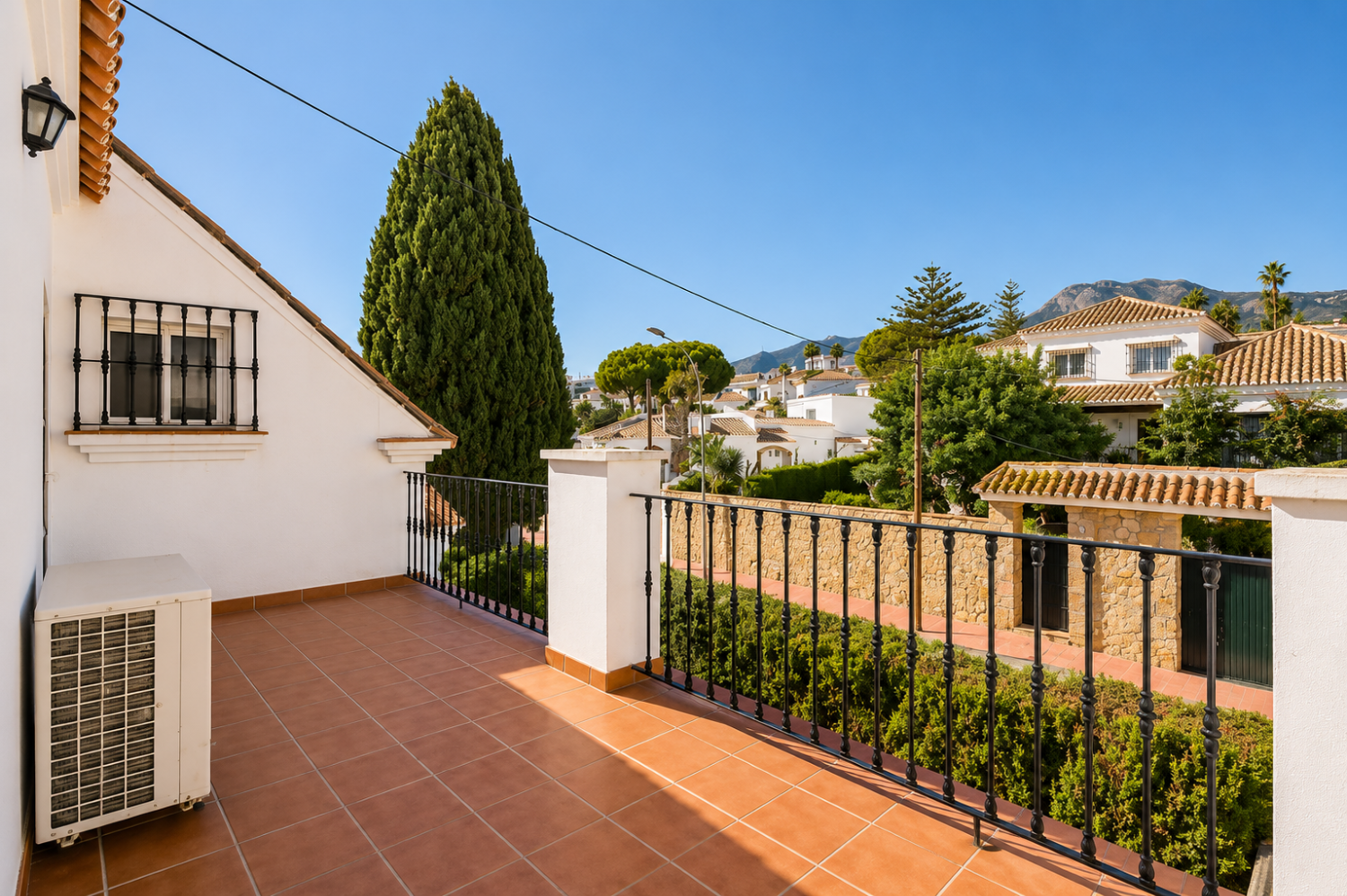 Espectacular Villa de 500m² con Piscina en Benalmádena Costa – Gran Potencial: Dividida en 2 Viviendas Independientes