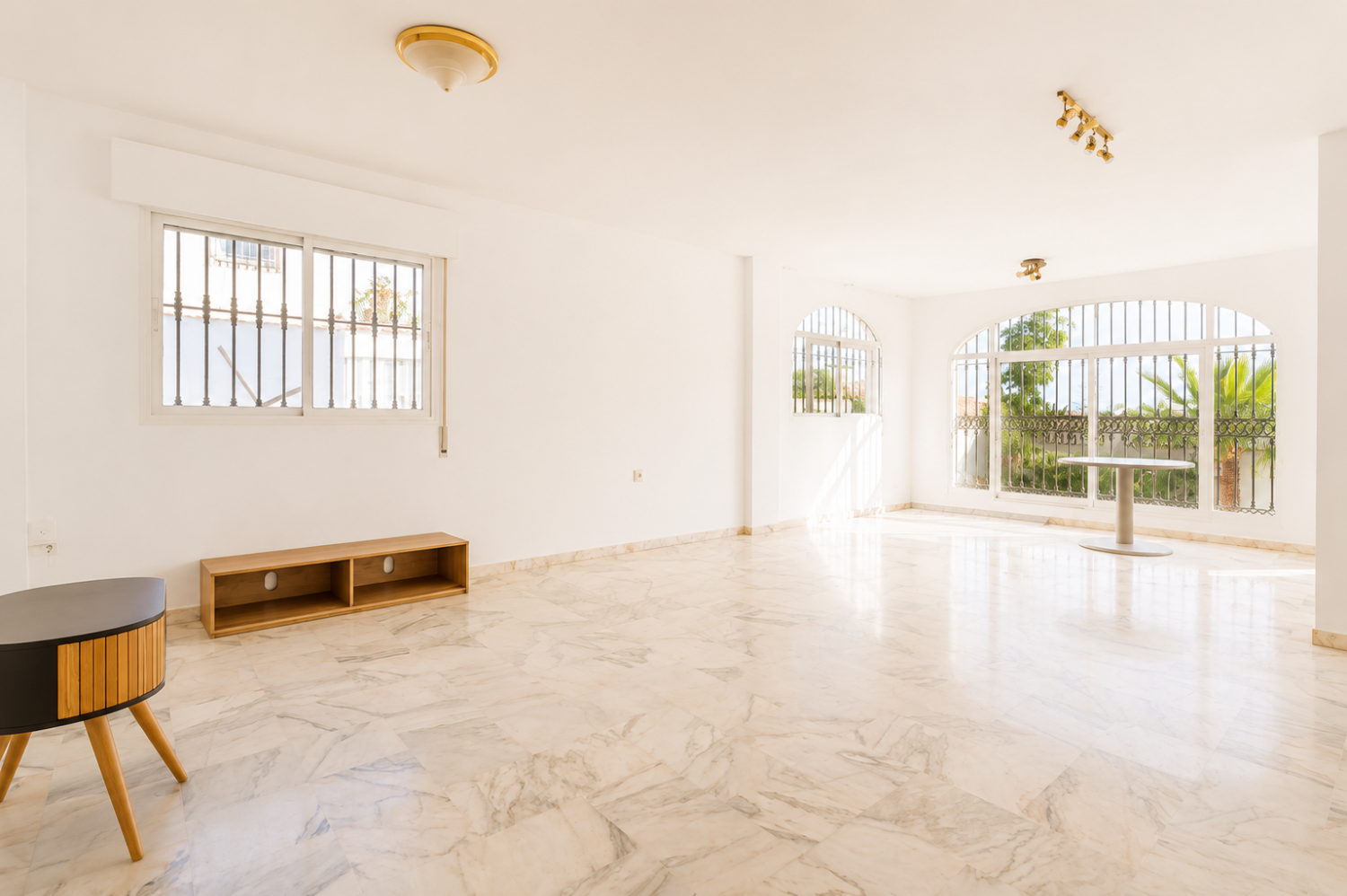 Espectacular Villa de 500m² con Piscina en Benalmádena Costa – Gran Potencial: Dividida en 2 Viviendas Independientes