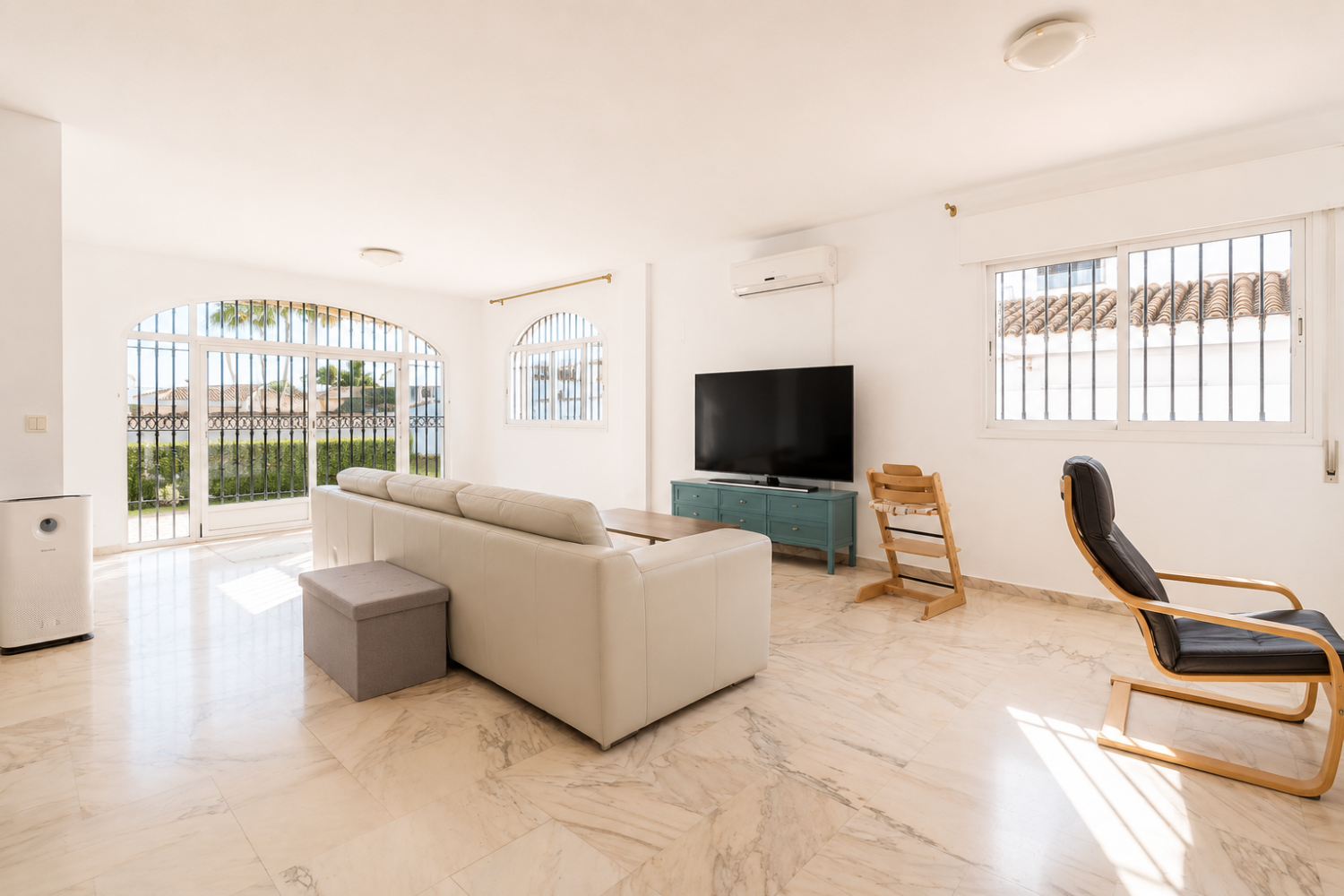 Espectacular Villa de 500m² con Piscina en Benalmádena Costa – Gran Potencial: Dividida en 2 Viviendas Independientes