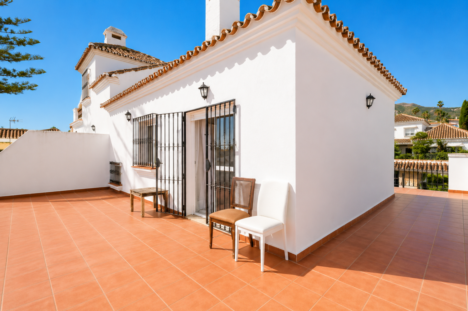 Espectacular Villa de 500m² con Piscina en Benalmádena Costa – Gran Potencial: Dividida en 2 Viviendas Independientes