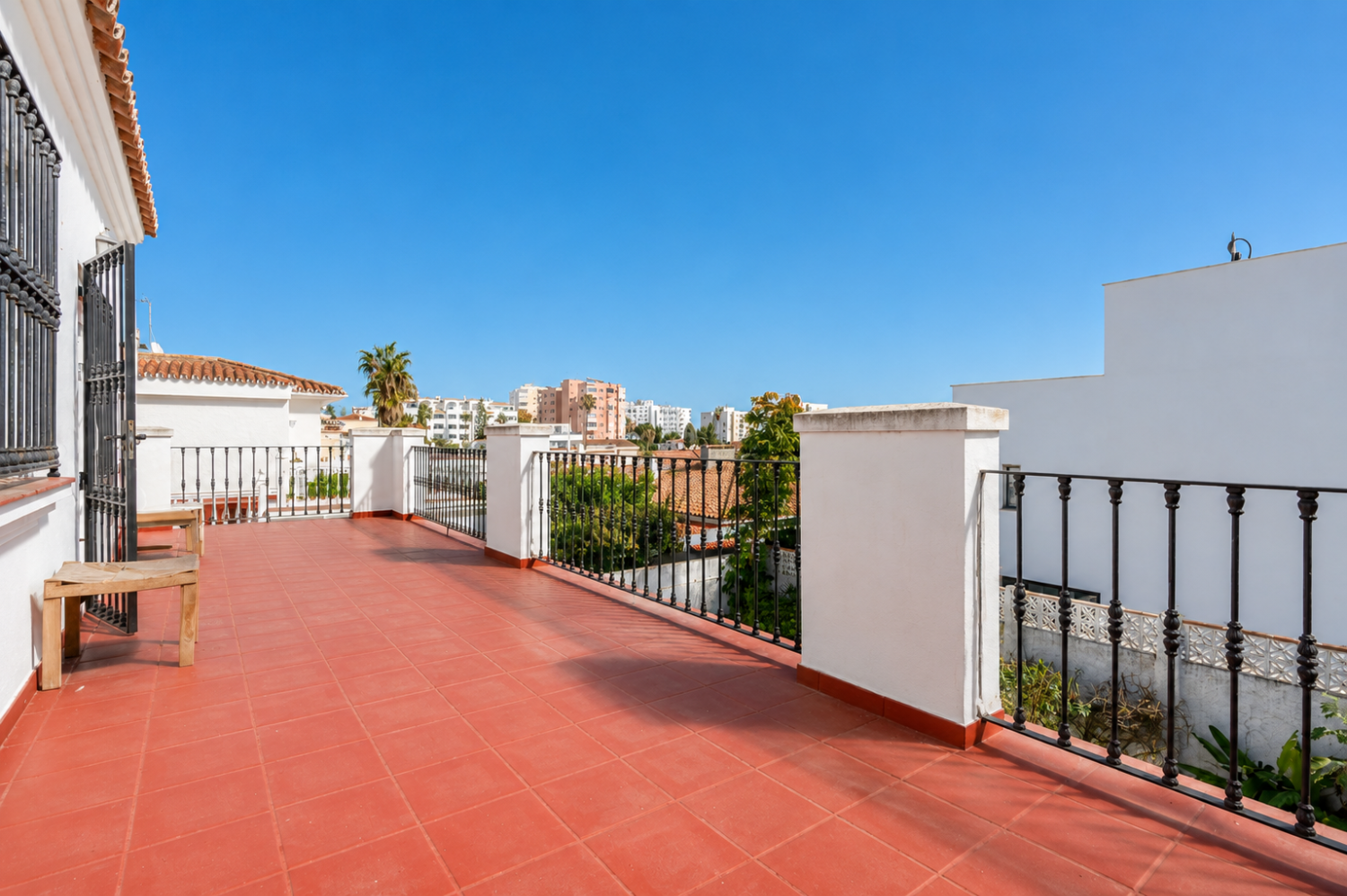 Espectacular Villa de 500m² con Piscina en Benalmádena Costa – Gran Potencial: Dividida en 2 Viviendas Independientes