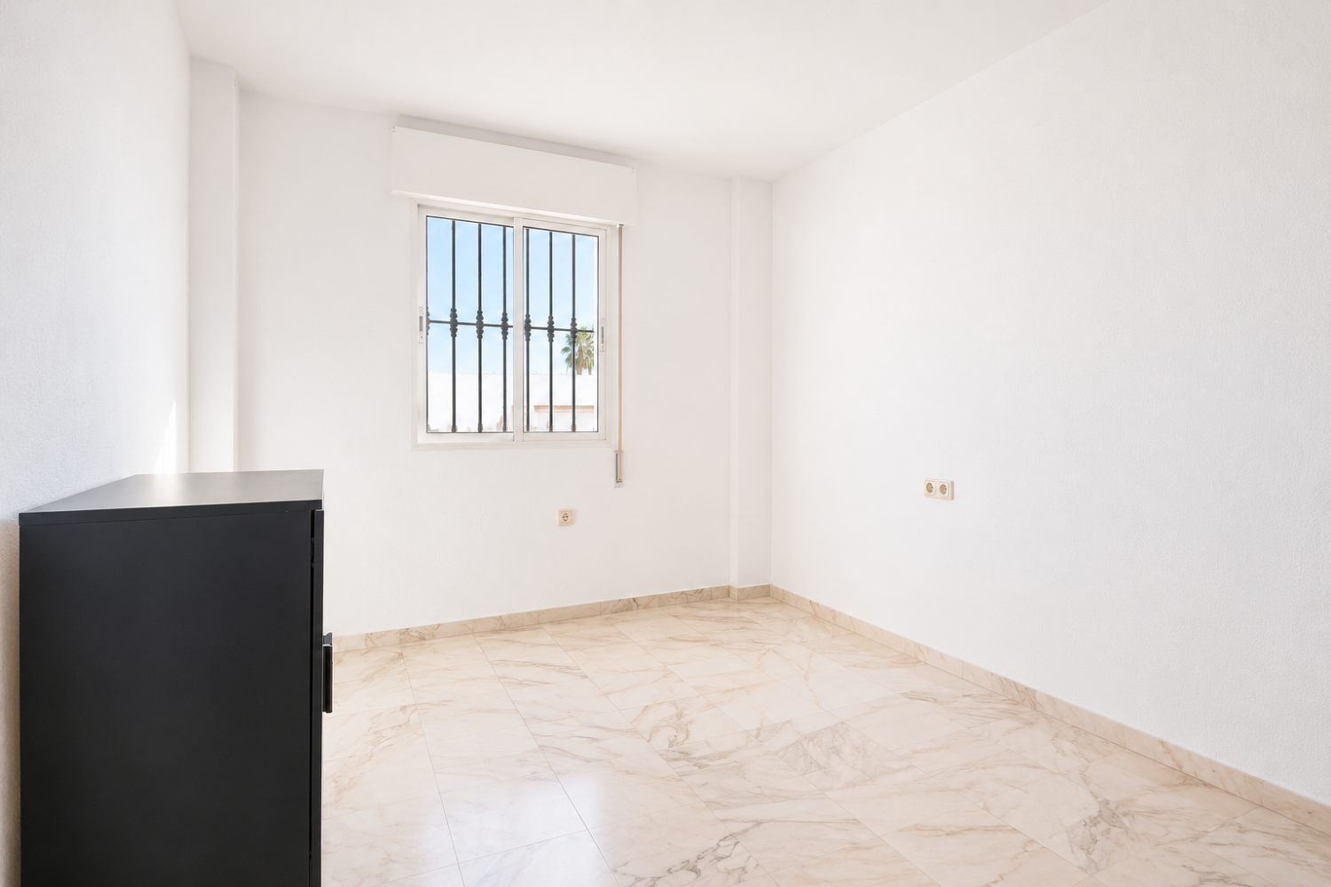 Espectacular Villa de 500m² con Piscina en Benalmádena Costa – Gran Potencial: Dividida en 2 Viviendas Independientes