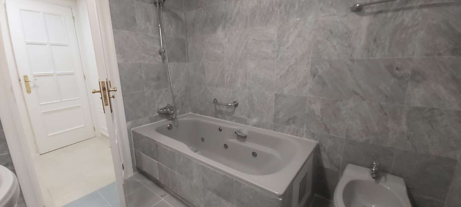 ???? ¡DISPONIBLE 9 DICIEMBRE! Lujo y Estabilidad en Torrequebrada: Piso de 155m² con Vistas al Golf y al Mar