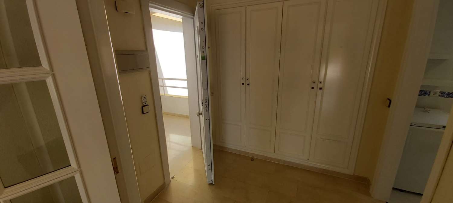 ???? ¡DISPONIBLE 9 DICIEMBRE! Lujo y Estabilidad en Torrequebrada: Piso de 155m² con Vistas al Golf y al Mar