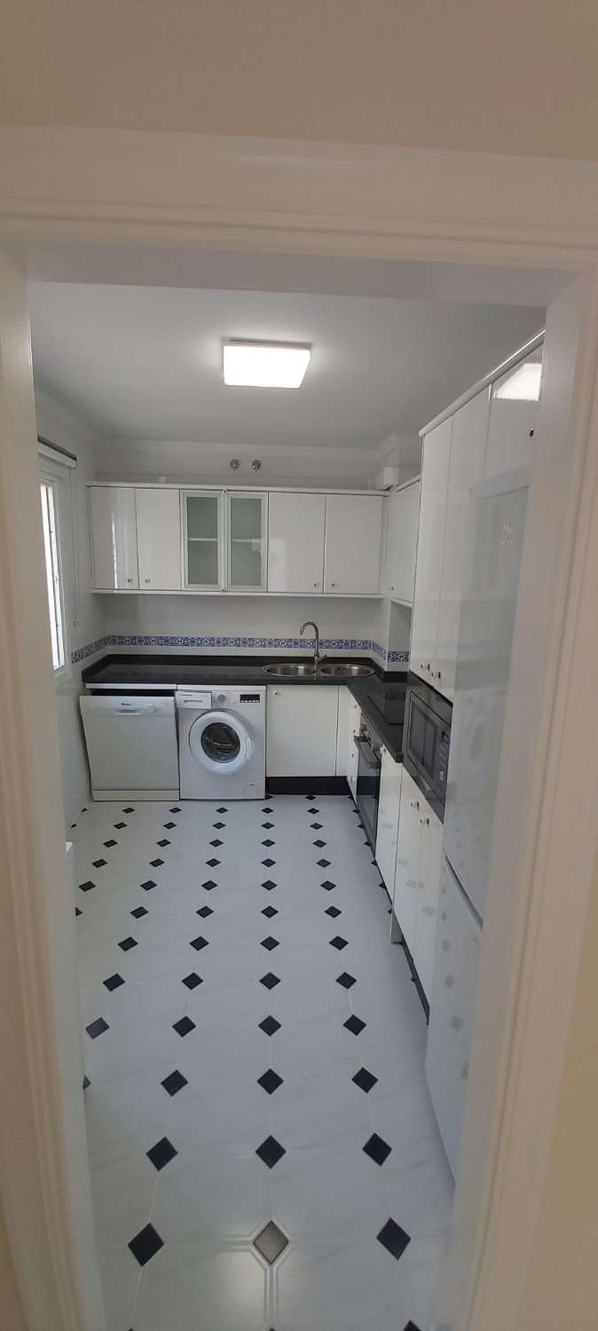 ???? ¡DISPONIBLE 9 DICIEMBRE! Lujo y Estabilidad en Torrequebrada: Piso de 155m² con Vistas al Golf y al Mar