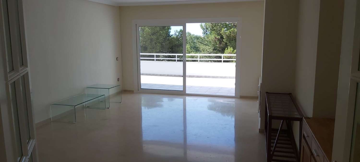 ???? ¡DISPONIBLE 9 DICIEMBRE! Lujo y Estabilidad en Torrequebrada: Piso de 155m² con Vistas al Golf y al Mar