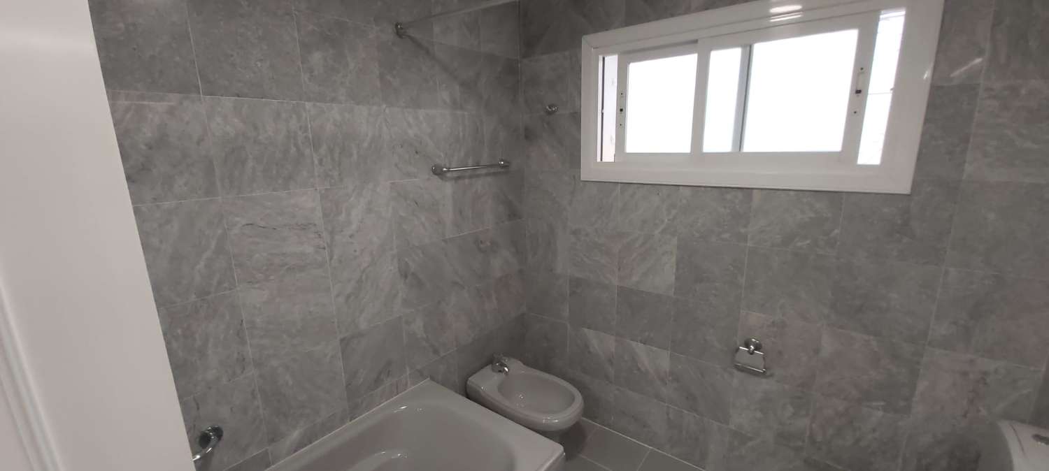 ???? ¡DISPONIBLE 9 DICIEMBRE! Lujo y Estabilidad en Torrequebrada: Piso de 155m² con Vistas al Golf y al Mar