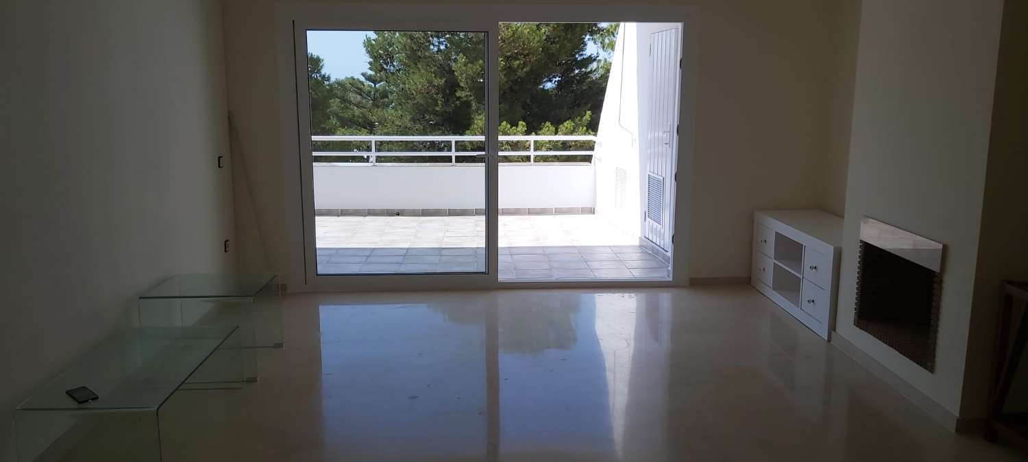 ???? ¡DISPONIBLE 9 DICIEMBRE! Lujo y Estabilidad en Torrequebrada: Piso de 155m² con Vistas al Golf y al Mar