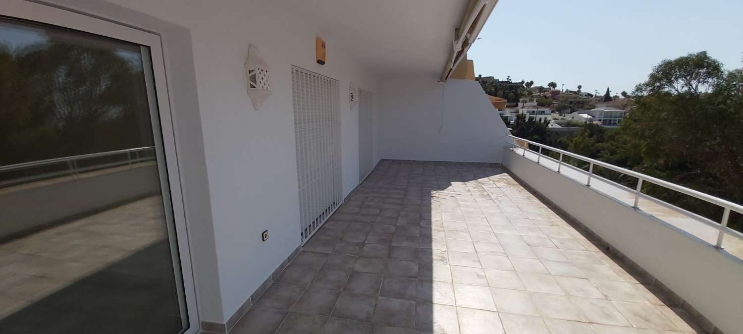 ???? ¡DISPONIBLE 9 DICIEMBRE! Lujo y Estabilidad en Torrequebrada: Piso de 155m² con Vistas al Golf y al Mar