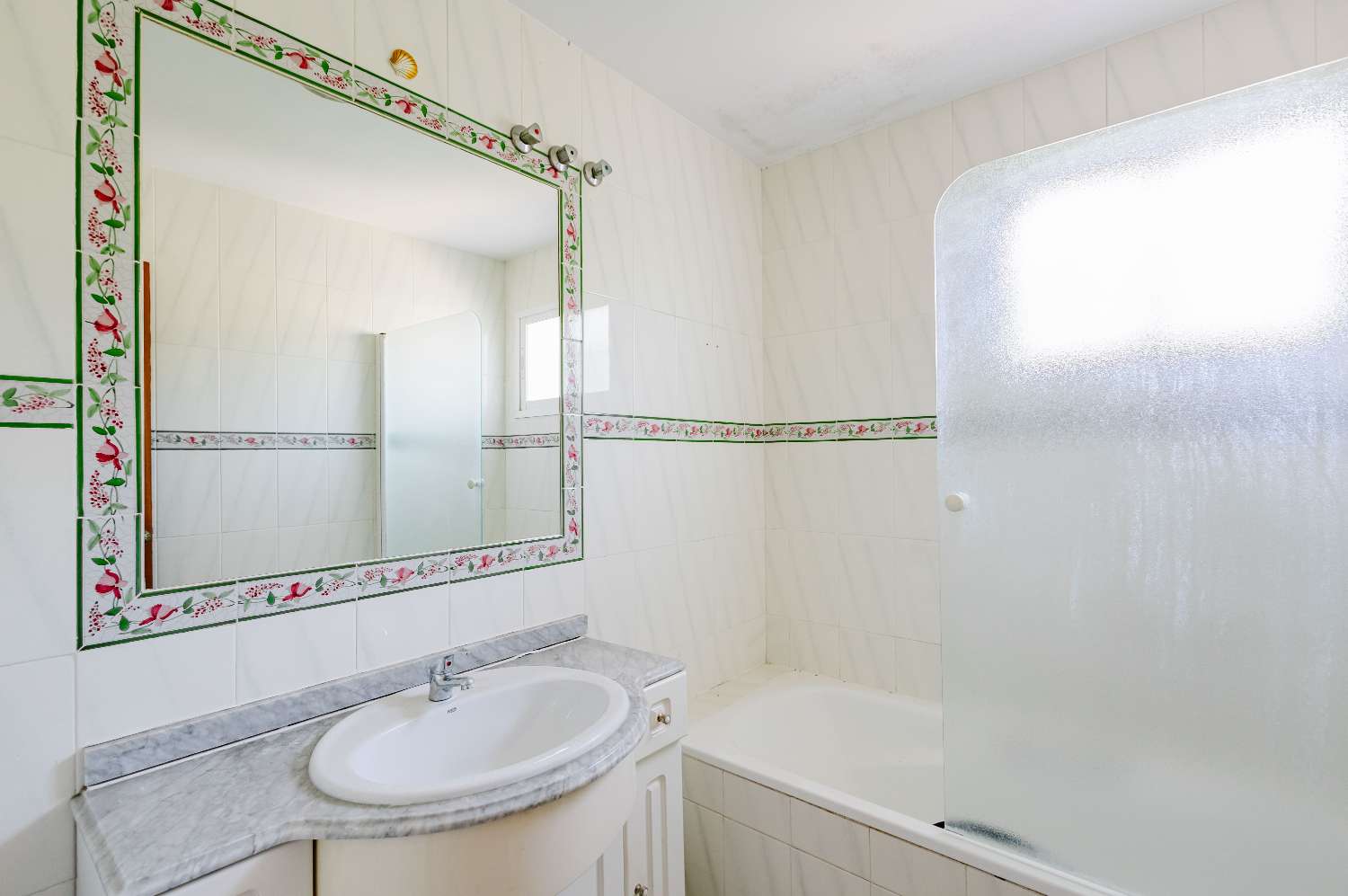 Espectacular Villa de 500m² con Piscina en Benalmádena Costa – Gran Potencial: Dividida en 2 Viviendas Independientes