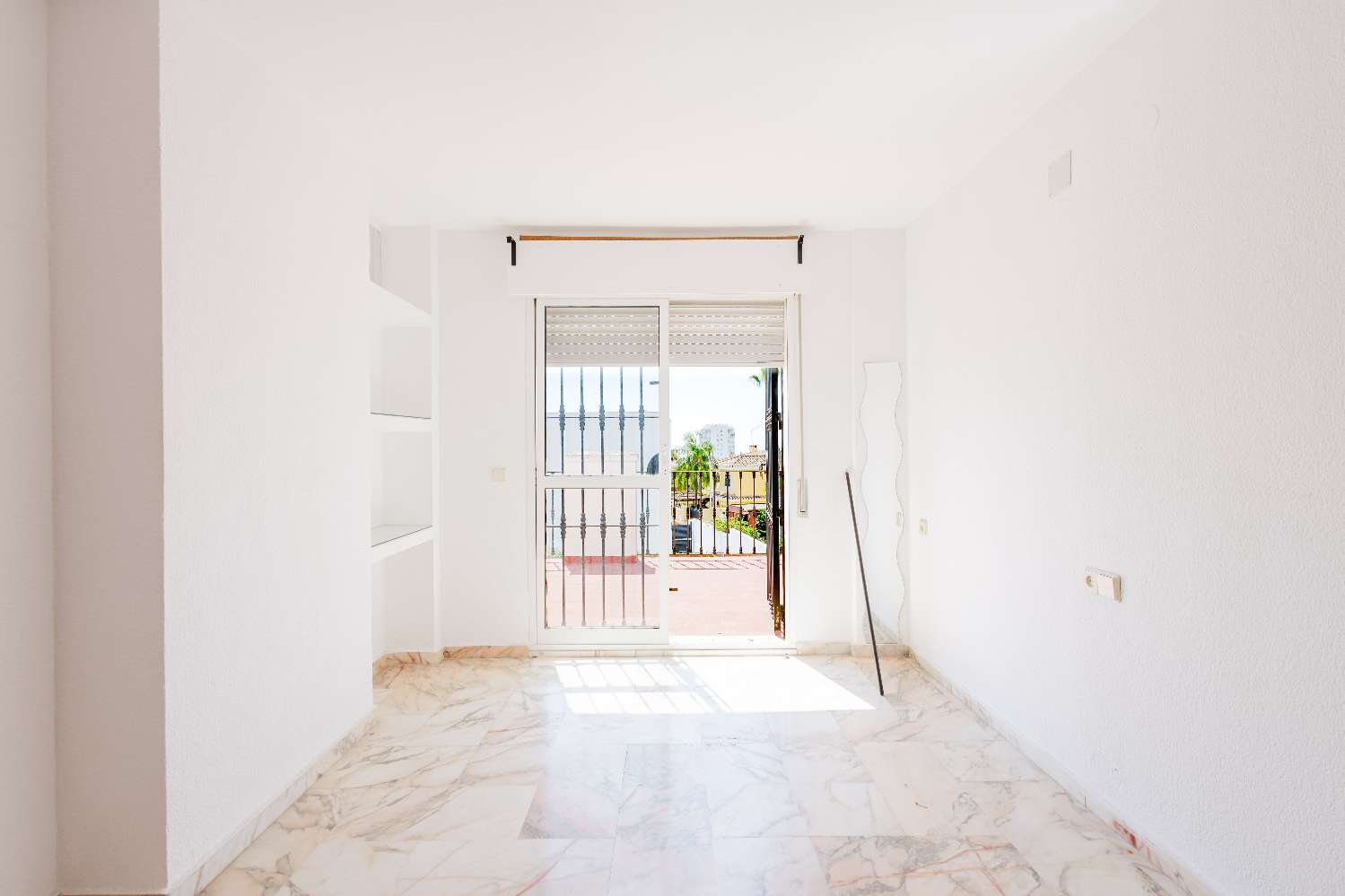 Espectacular Villa de 500m² con Piscina en Benalmádena Costa – Gran Potencial: Dividida en 2 Viviendas Independientes