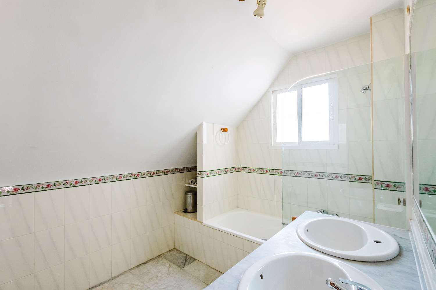 Espectacular Villa de 500m² con Piscina en Benalmádena Costa – Gran Potencial: Dividida en 2 Viviendas Independientes