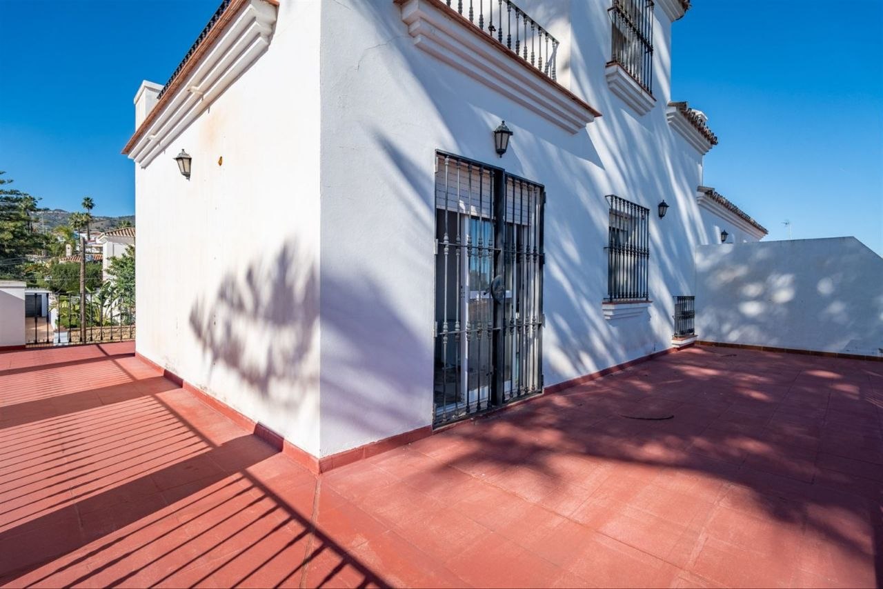Espectacular Villa de 500m² con Piscina en Benalmádena Costa – Gran Potencial: Dividida en 2 Viviendas Independientes