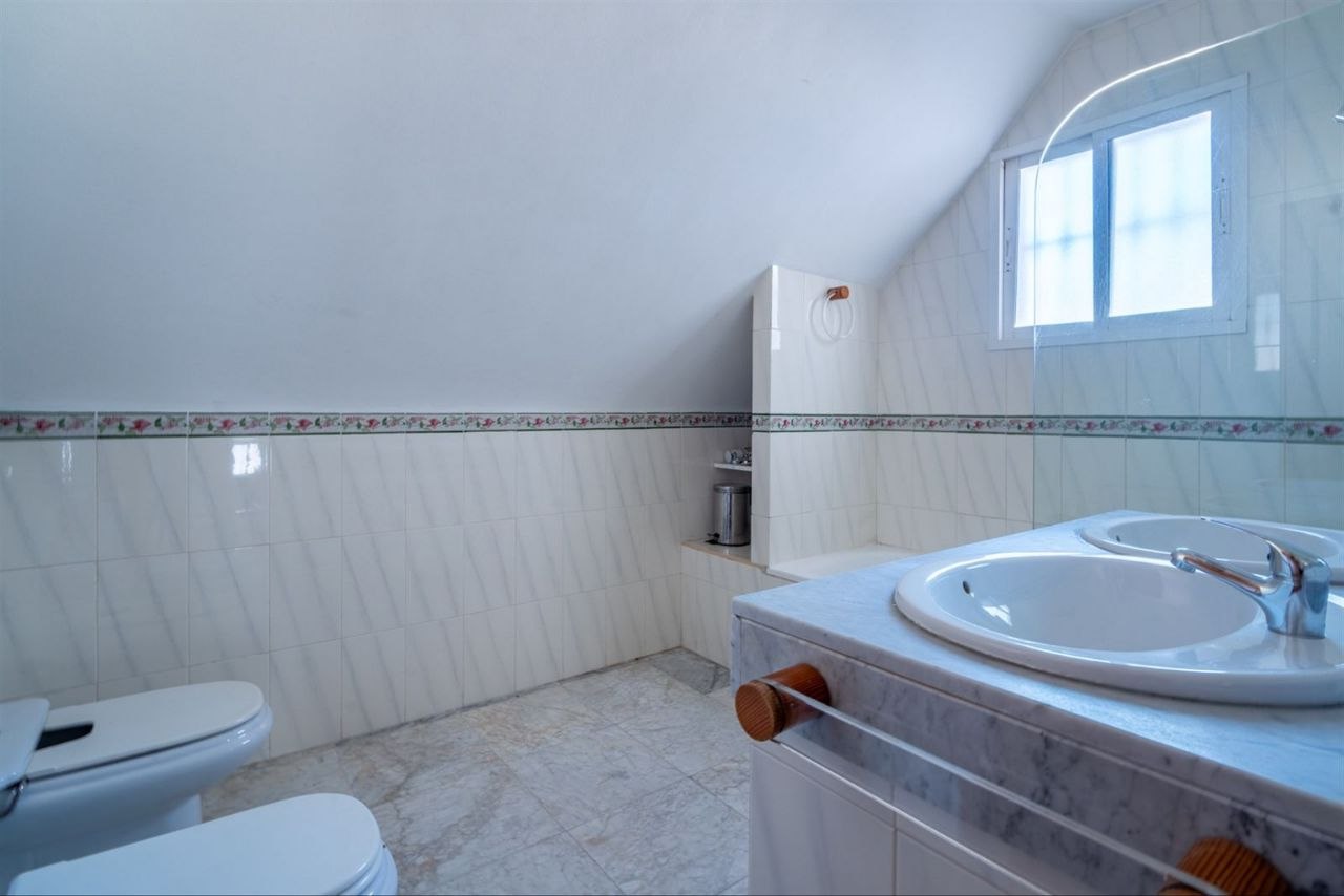 Espectacular Villa de 500m² con Piscina en Benalmádena Costa – Gran Potencial: Dividida en 2 Viviendas Independientes