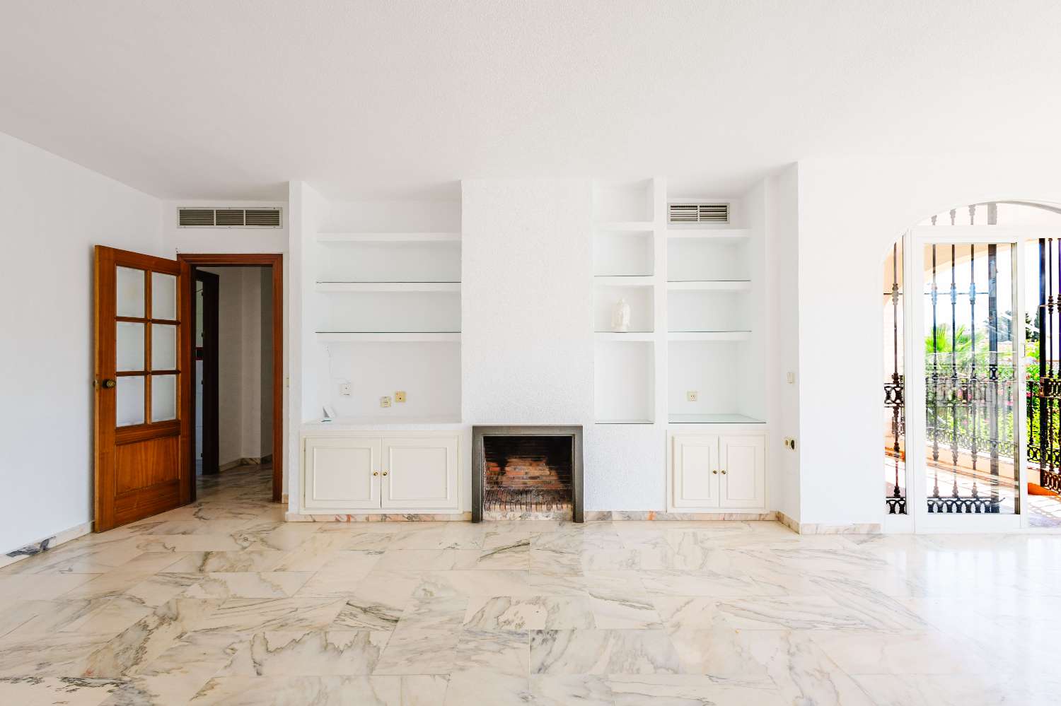 Espectacular Villa de 500m² con Piscina en Benalmádena Costa – Gran Potencial: Dividida en 2 Viviendas Independientes