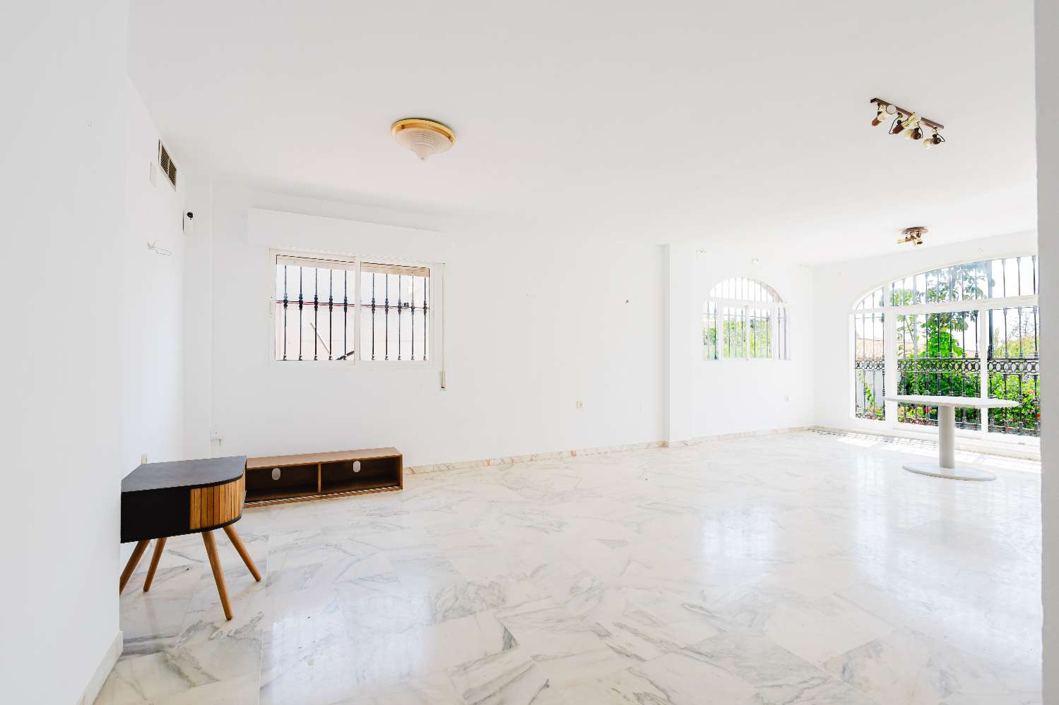 Espectacular Villa de 500m² con Piscina en Benalmádena Costa – Gran Potencial: Dividida en 2 Viviendas Independientes