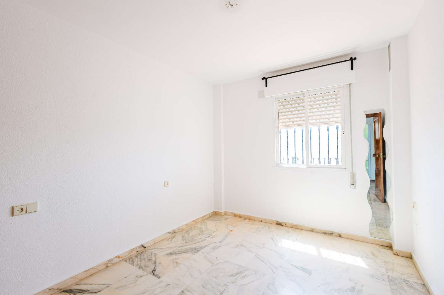 Espectacular Villa de 500m² con Piscina en Benalmádena Costa – Gran Potencial: Dividida en 2 Viviendas Independientes