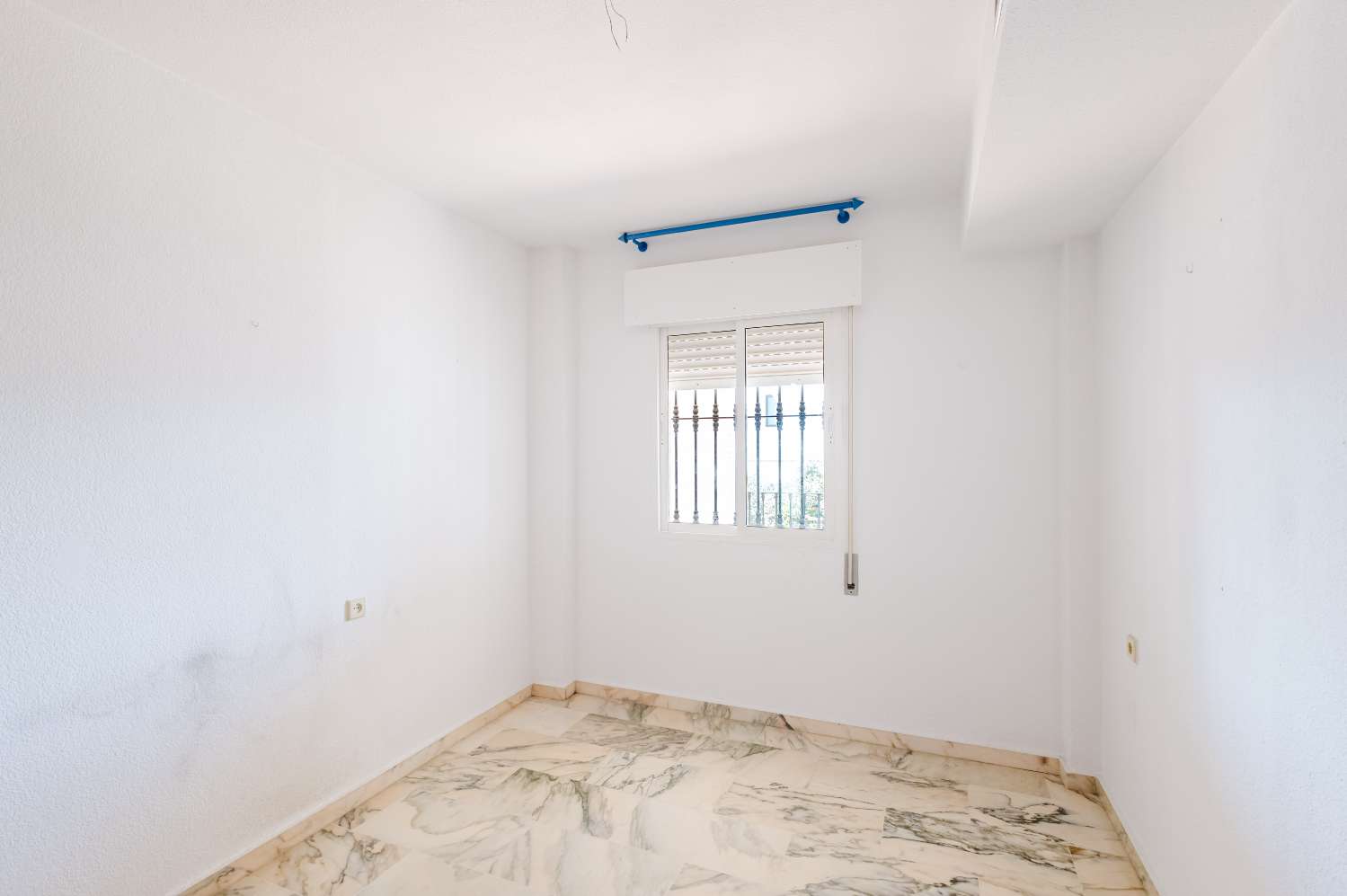 Espectacular Villa de 500m² con Piscina en Benalmádena Costa – Gran Potencial: Dividida en 2 Viviendas Independientes