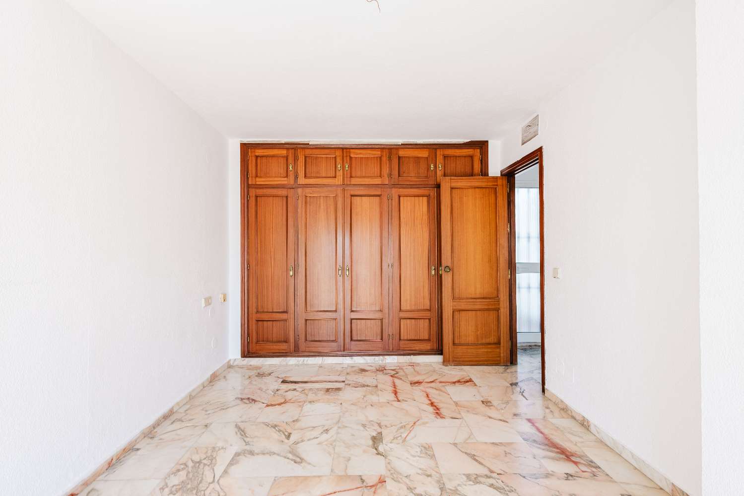 Espectacular Villa de 500m² con Piscina en Benalmádena Costa – Gran Potencial: Dividida en 2 Viviendas Independientes