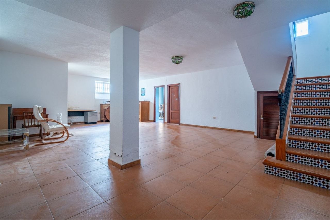 Espectacular Villa de 500m² con Piscina en Benalmádena Costa – Gran Potencial: Dividida en 2 Viviendas Independientes