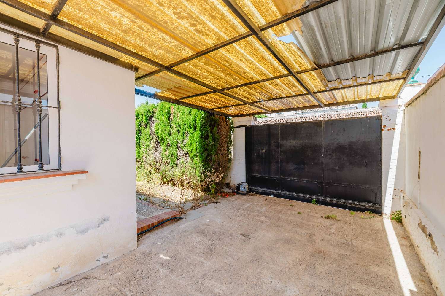 Espectacular Villa de 500m² con Piscina en Benalmádena Costa – Gran Potencial: Dividida en 2 Viviendas Independientes