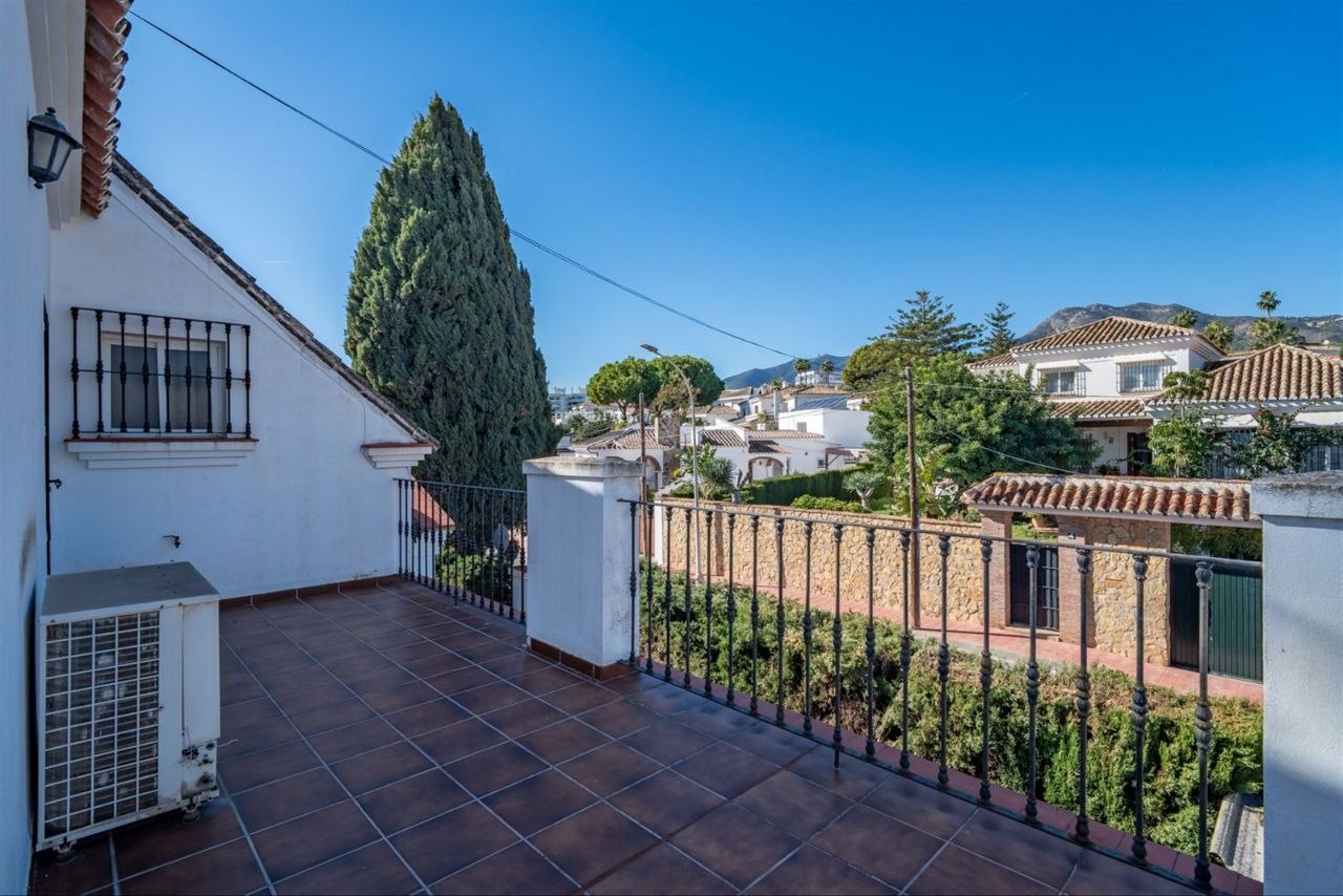 Espectacular Villa de 500m² con Piscina en Benalmádena Costa – Gran Potencial: Dividida en 2 Viviendas Independientes