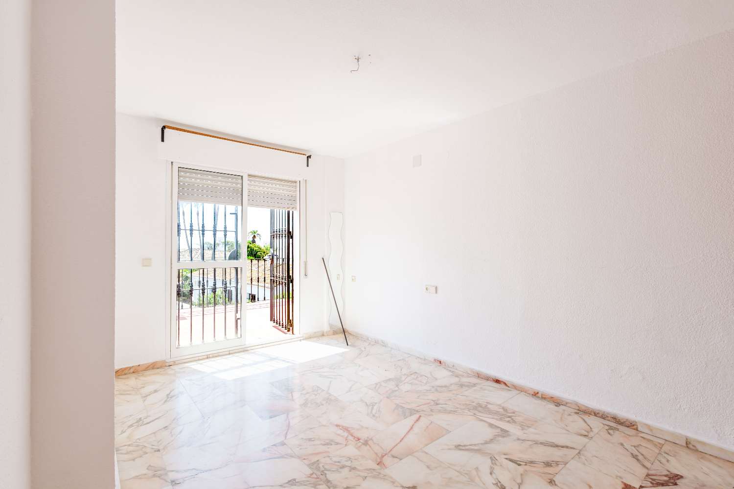 Espectacular Villa de 500m² con Piscina en Benalmádena Costa – Gran Potencial: Dividida en 2 Viviendas Independientes