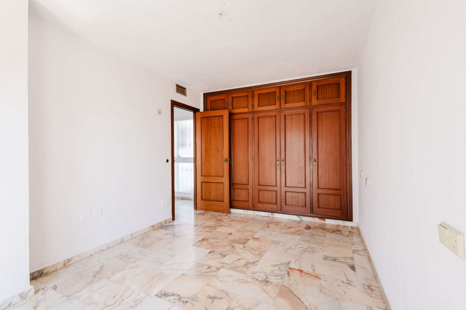 Espectacular Villa de 500m² con Piscina en Benalmádena Costa – Gran Potencial: Dividida en 2 Viviendas Independientes
