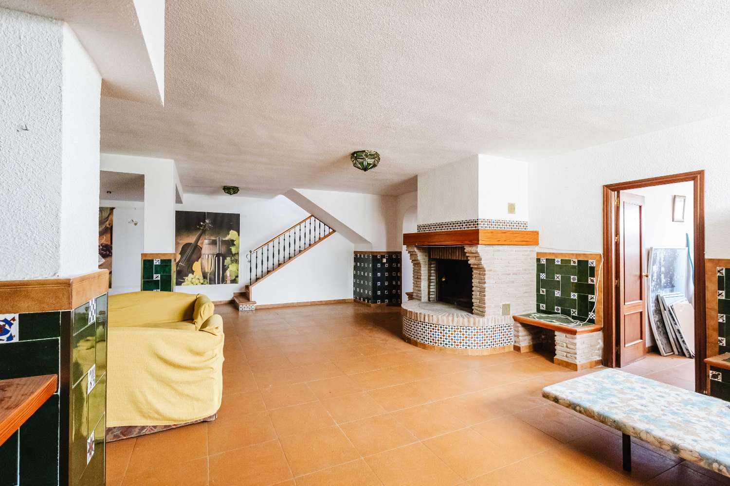 Espectacular Villa de 500m² con Piscina en Benalmádena Costa – Gran Potencial: Dividida en 2 Viviendas Independientes