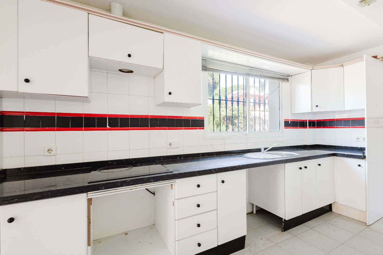 Espectacular Villa de 500m² con Piscina en Benalmádena Costa – Gran Potencial: Dividida en 2 Viviendas Independientes