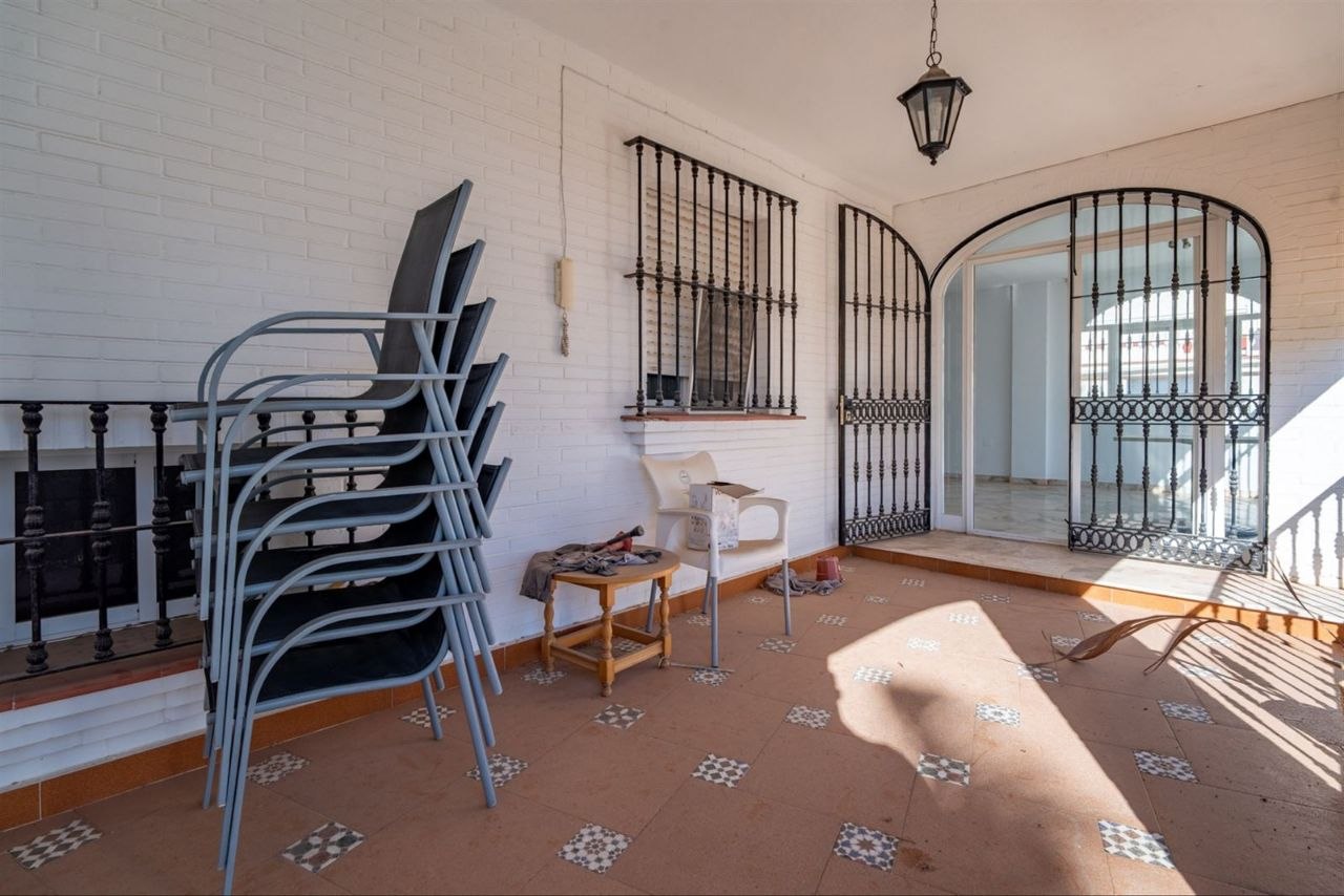 Espectacular Villa de 500m² con Piscina en Benalmádena Costa – Gran Potencial: Dividida en 2 Viviendas Independientes