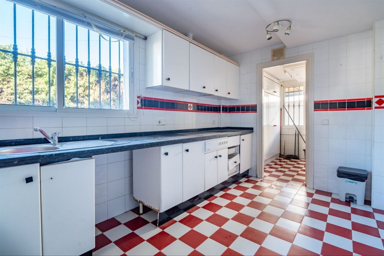 Espectacular Villa de 500m² con Piscina en Benalmádena Costa – Gran Potencial: Dividida en 2 Viviendas Independientes