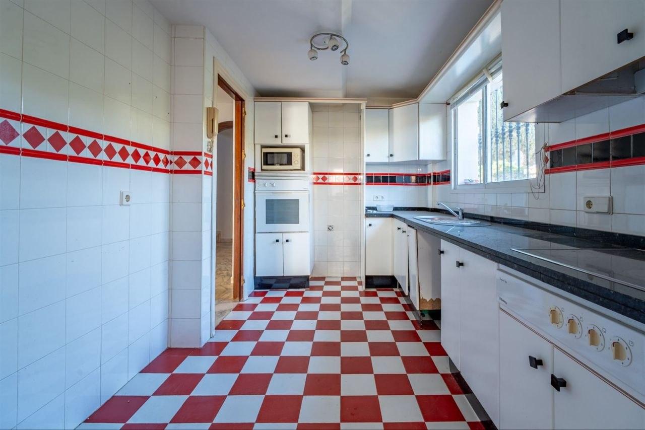 Espectacular Villa de 500m² con Piscina en Benalmádena Costa – Gran Potencial: Dividida en 2 Viviendas Independientes